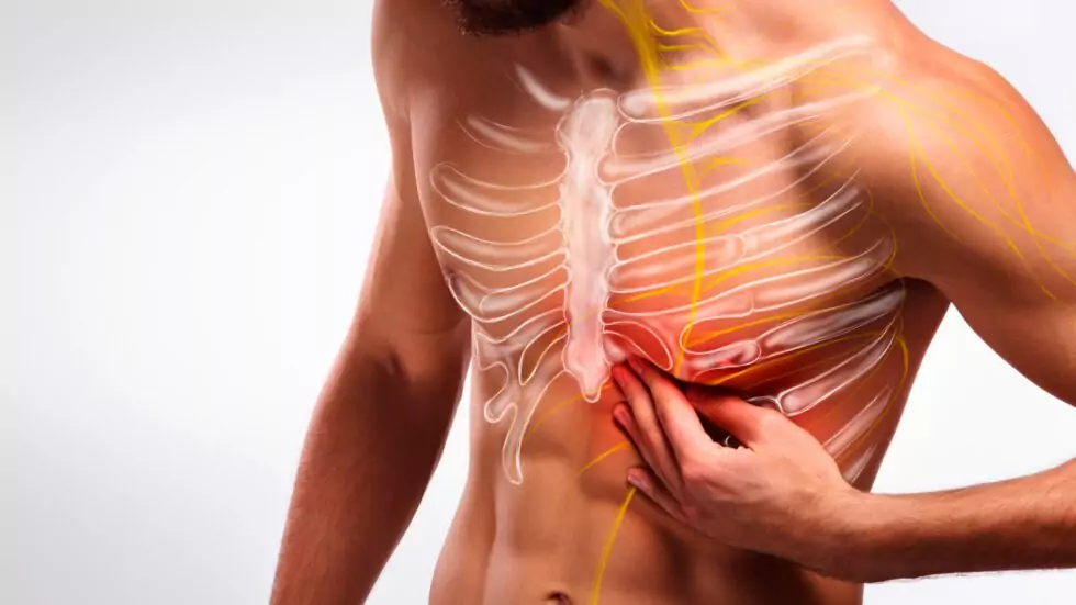 dolor agudo en las costillas por esguince intercostal