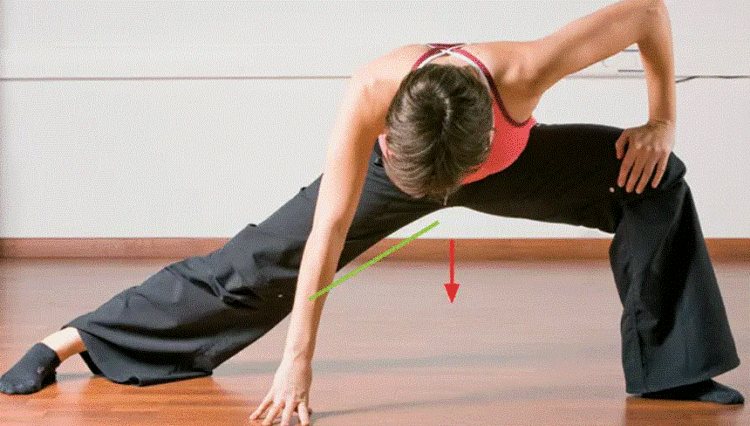 ejercicio de estiramiento de aductores de pie 