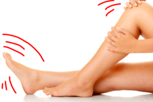 Mujer con piernas pesadas e hinchadas sentada al final del día, descansando con los pies elevados